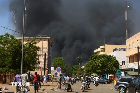 Khói bốc lên sau một vụ tấn công tại Burkina Faso. (Ảnh: AFP/TTXVN)