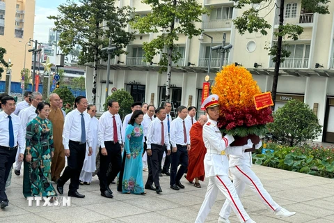 Đoàn đại biểu lãnh đạo Thành phố Hồ Chí Minh dâng hoa tưởng nhớ Chủ tịch Hồ Chí Minh tại Công viên tượng đài Bác Hồ trên phố đi bộ Nguyễn Huệ. (Ảnh: Thanh Vũ/TTXVN)