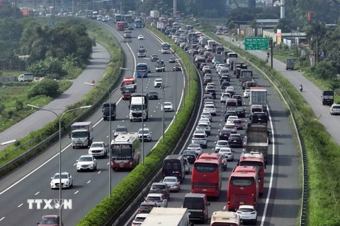 Trên đường Vành đai 3 trên cao, từng hàng xe nối đuôi nhau di chuyển khó khăn để ra khỏi trung tâm Thủ đô (ảnh chụp lúc 11g30). (Ảnh: Phạm Kiên/TTXVN)