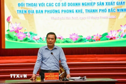 Chủ tịch UBND thành phố Bắc Ninh Nguyễn Mạnh Hiếu trao đổi tại buổi đối thoại. (Ảnh: Thái Hùng/TTXVN)