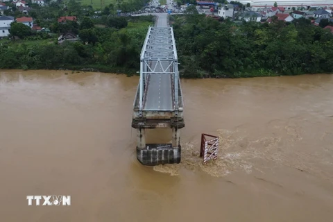 Cầu Phong Châu (Phú Thọ) bị sập, sáng 9/9. (Ảnh: Tạ Toàn/TTXVN)