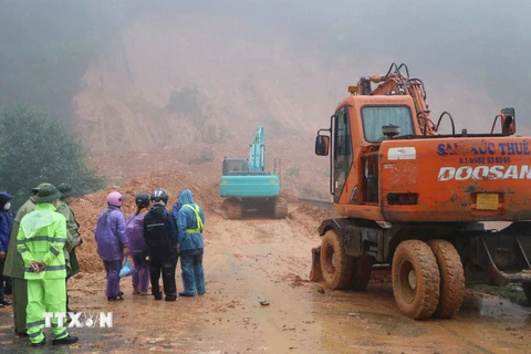 Sở Giao thông vận tải tỉnh Lai Châu tập trung lực lượng, máy móc để giải quyết điểm sạt lở tại quốc lộ 4D. (Ảnh: Nguyễn Oanh/TTXVN)