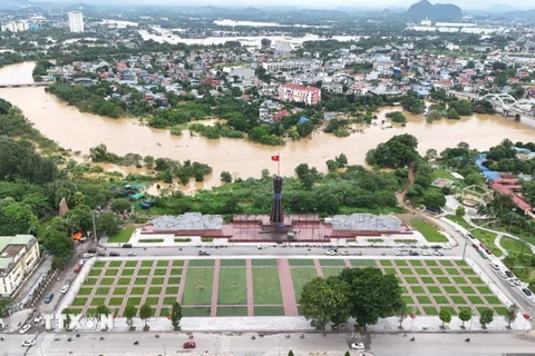 Nước sông Cầu đã lên sát Quảng trường Võ Nguyên Giáp, trung tâm thành phố Thái Nguyên. (Ảnh: Hoàng Nguyên/TTXVN)