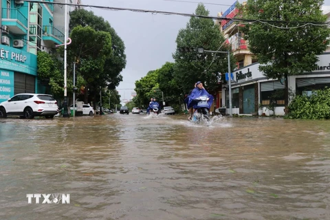 Đường Ngọc Hân Công Chúa, thành phố Bắc Ninh bị nước ngập các phương tiện đi lại khó khăn. (Ảnh: Thanh Thương/TTXVN)