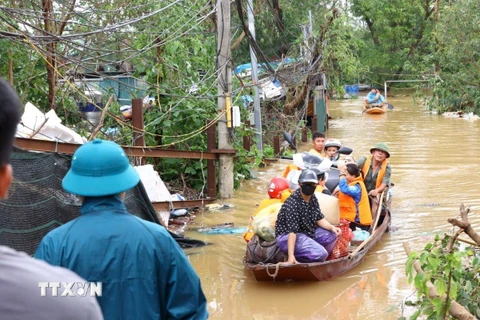 Người dân bãi giữa và ven bờ sông Hồng đưa tài sản, đồ đạc và vật nuôi vào bờ, sơ tán tại địa bàn phường Yên Phụ (quận Tây Hồ), Phúc Xá (quận Hoàn Kiếm). (Ảnh: Huy Hùng/TTXVN)