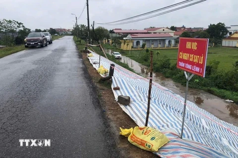 Tuyến đê hữu Đà, hữu Hồng thuộc địa bàn huyện Ba Vì (Hà Nội) bị sạt lở. (Ảnh: TTXVN phát)