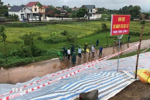 Lãnh đạo UBND huyện Ba Vì (Hà Nội) đi kiểm tra an toàn của đê kè trên địa bàn. (Ảnh: TTXVN phát)