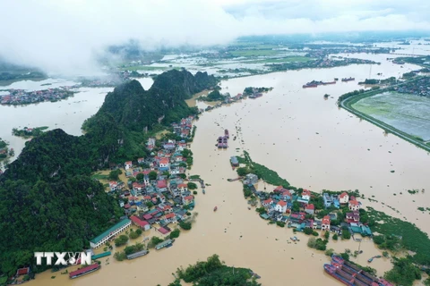 Mực nước sông Hoàng Long dâng cao khiến nhiều ngôi nhà bị ngập nặng tại huyện Gia Viễn. (Ảnh: Minh Đức/TTXVN)