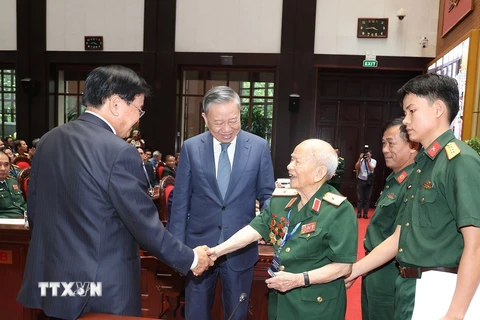 Tổng Bí thư, Chủ tịch nước Tô Lâm cùng Tổng Bí thư, Chủ tịch nước Lào Thongloun Sisoulith với Thiếu tướng Huỳnh Đắc Hương, Trưởng ban liên lạc toàn quốc Cựu quân tình nguyện và chuyên gia quân sự Việt Nam tại Lào. (Ảnh: Trí Dũng/TTXVN)