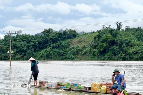 Thuyền đưa thức ăn, nước uống cứu trợ đến người dân. (Ảnh: TTXVN phát)