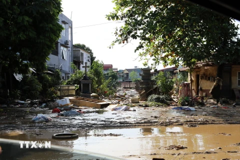 Khung cảnh tan hoang sau lũ. (Ảnh: Tuấn Anh/TTXVN)