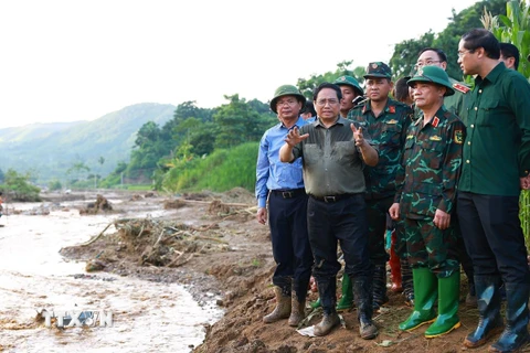 Thủ tướng Phạm Minh Chính chỉ đạo công tác tìm kiếm nạn mất tích do sạt lở đất tại làng Nủ. (Ảnh: Dương Giang/TTXVN)