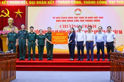 Ủy viên Trung ương Đảng, Phó Chủ tịch-Tổng Thư ký Ủy ban Trung ương MTTQ Việt Nam Nguyễn Thị Thu Hà tiếp nhận ủng hộ từ Bộ Quốc phòng. (Nguồn: Mặt trận Tổ quốc Việt Nam)