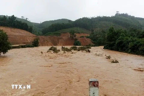 Nước sông ở xã miền núi Vĩnh Ô, huyện Vĩnh Linh (Quảng Trị) lên cao và chảy xiết gây nguy cơ ngập lụt và sạt lở. (Ảnh: TTXVN phát)