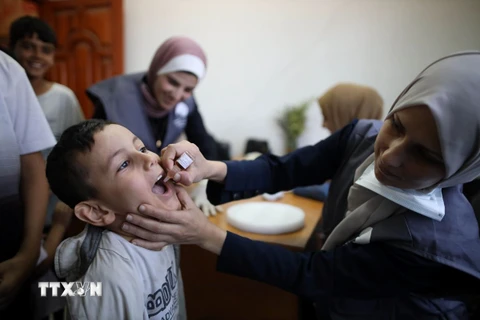 Trẻ em Palestine được uống vaccine phòng bại liệt tại trại tị nạn Al-Maghazi, miền Trung Dải Gaza ngày 2/9/2024. (Ảnh: THX/TTXVN)