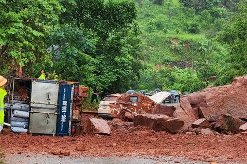 Những tảng đá lớn lăn trúng làm ô tải bị lật, xe ô tô con bị hư hỏng, 8 người bị thương nhẹ. (Nguồn: Công an cung cấp)