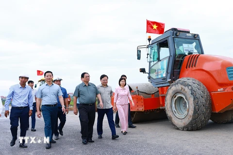 Thủ tướng Phạm Minh Chính kiểm tra tiến độ dự án đầu tư xây dựng đường Vành đai 4-Vùng Thủ đô đoạn qua tỉnh Bắc Ninh. (Ảnh: Dương Giang/TTXVN)