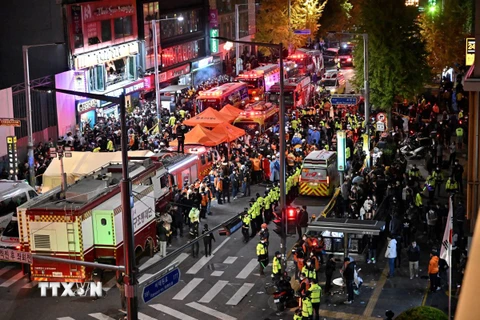 Hiện trường vụ giẫm đạp tại khu phố Itaewon ở Seoul, Hàn Quốc ngày 30/10/2022. (Ảnh: AFP/TTXVN)