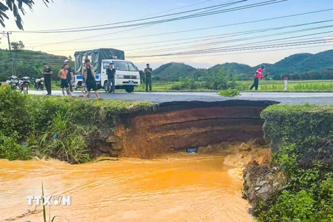 Do có nước chảy xiết qua cống ngầm bên dưới nên vẫn có nguy cơ sạt lở thêm. (Ảnh: TTXVN phát)