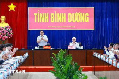 Thủ tướng Phạm Minh Chính làm việc với lãnh đạo tỉnh Bình Dương. (Ảnh: Dương Giang/TTXVN)