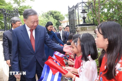 Tổng Bí thư, Chủ tịch nước Tô Lâm và Phu nhân với thiếu nhi Việt Nam tại Cuba. (Ảnh: Lâm Khánh/TTXVN)