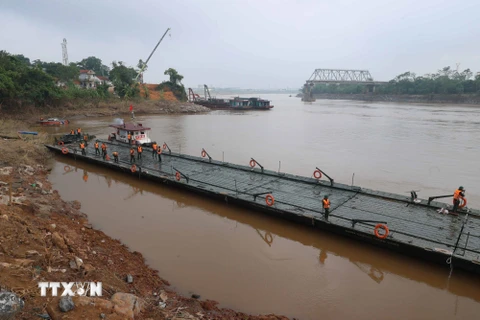 Lực lượng công binh chung sức đưa các đốt khơi đến vị trí lắp đặt. (Ảnh: An Đăng/TTXVN)