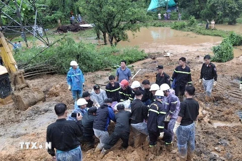 Cận cảnh tìm kiếm nạn nhân mất tích trong vụ sạt lở nghiêm trọng ở Hà Giang