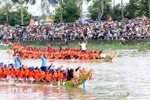 Đua ghe ngo trên sông Maspero, thành phố Sóc Trăng. (Ảnh: Trung Hiếu/TTXVN)