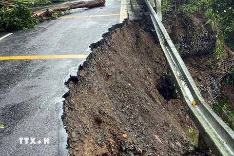 Điểm sạt lở ta luy âm và một số điểm sạt lở taluy dương tại km 0+460 đến km 0+560. (Ảnh: Nguyễn Văn Cảnh/TTXVN)