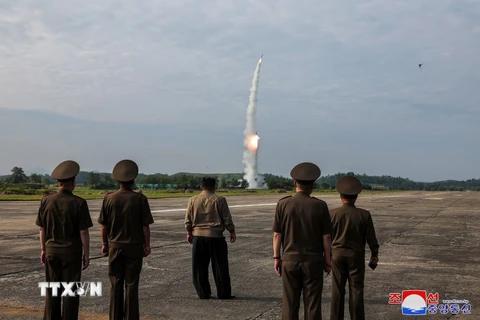 Nhà lãnh đạo Triều Tiên Kim Jong Un (giữa) thị sát vụ phóng thử tên lửa đạn đạo chiến thuật mới Hwasongpho-11-Da-4.5 ngày 18/9/2024. (Ảnh: Yonhap/TTXVN)