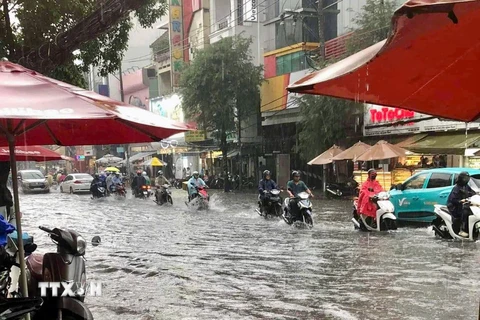 Mưa lớn kèm sấm chớp, gây ngập trên diện rộng tại nhiều khu vực ở Thành phố Hồ Chí Minh. (Ảnh: Hồng Giang/TTXVN)