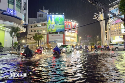 Một phần khu vực vòng xoay Đèn 4 Ngọn, thành phố Long Xuyên, An Giang ngập sâu trong nước. (Ảnh: Thanh Sang/TTXVN)