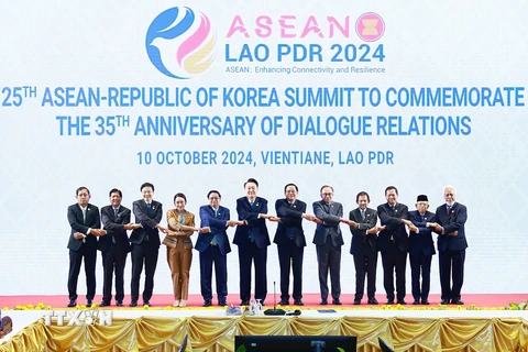 Thủ tướng Phạm Minh Chính cùng Trưởng đoàn các nước ASEAN và Tổng thống Yoon Suk Yeol chụp ảnh chung tại Hội nghị cấp cao ASEAN-Hàn Quốc lần thứ 25. (Ảnh: Dương Giang/TTXVN)