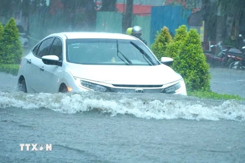 Mưa to khiến nước không thoát kịp, gây ngập nặng khu vực trung tâm thành phố Cần Thơ. (Ảnh: TTXVN phát)