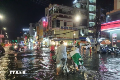 Mưa to gây ngập trên đường Nguyễn Văn Cừ, quận Ninh Kiều. (Ảnh: Thanh Liêm/TTXVN)