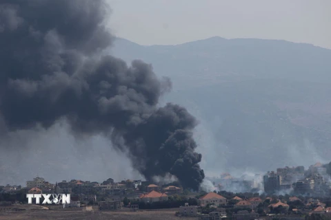 Khói bốc lên sau cuộc không kích của Israel vào Liban. (Ảnh: THX/TTXVN)