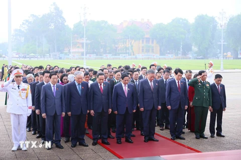 Lãnh đạo Đảng, Nhà nước cùng Đại biểu Quốc hội dự Kỳ họp thứ 8 vào Lăng viếng Chủ tịch Hồ Chí Minh. (Ảnh: An Đăng/TTXVN)