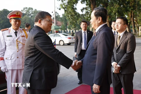 Chủ tịch Quốc hội Trần Thanh Mẫn đón Chủ tịch Hạ viện Malaysia Tan Sri Dato’ Johari Bin Abdul. (Ảnh: Doãn Tấn/TTXVN)