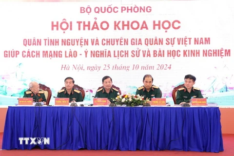 Thượng tướng, Tiến sỹ Lê Huy Vịnh, Ủy viên Trung ương Đảng, Thứ trưởng Bộ Quốc phòng và các đại biểu chủ trì hội thảo. (Ảnh: Văn Điệp/TTXVN)