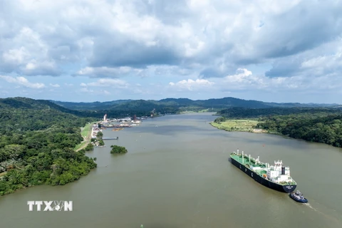 Tàu di chuyển qua Kênh đào Panama. (Ảnh: THX/TTXVN)