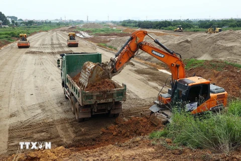 Thi công tại gói thầu số 9 đang đắp gia tải nền đất yếu trên địa bàn huyện Hoài Đức, phấn đấu hoàn thành vào 30/6. (Ảnh: Huy Hùng/TTXVN)