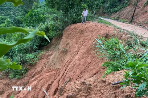 Một vị trí sạt lở tại tuyến đường nhánh dẫn vào khu sản xuất xóm Cốc (xã Lộc Tân, huyện Bảo Lâm) ở phía taluy âm. (Ảnh: TTXVN phát)