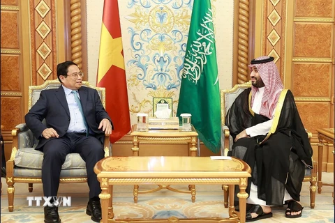 Thủ tướng Phạm Minh Chính gặp Hoàng Thái tử kiêm Thủ tướng Vương quốc Saudi Arabia Mohammed Bin Salman. (Ảnh: Dương Giang/TTXVN)