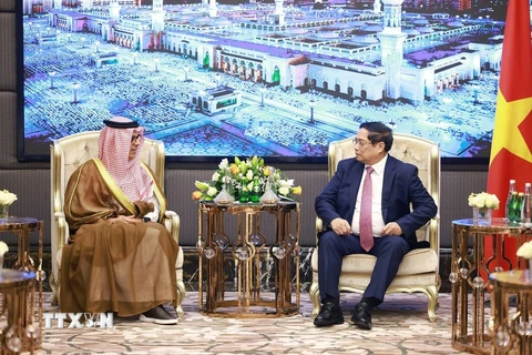 Thủ tướng Phạm Minh Chính tiếp ông Abdulla Mohammed Al Zamil, Chủ tịch Công ty đầu tư công nghiệp Zamil. (Ảnh: Dương Giang/TTXVN)