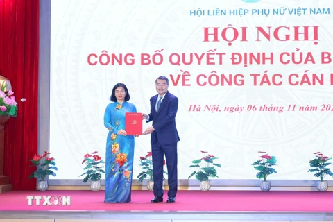 Ông Lê Minh Hưng, Ủy viên Bộ Chính trị, Bí thư Trung ương Đảng, Trưởng Ban Tổ chức Trung ương trao Quyết định của Bộ Chính trị cho bà Nguyễn Thị Tuyến. (Ảnh: Phương Hoa/TTXVN)