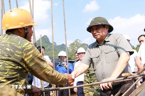 Thủ tướng Phạm Minh Chính động viên công nhân thi công dự án cao tốc Đồng Đăng-Trà Lĩnh. (Ảnh: Dương Giang/TTXVN)