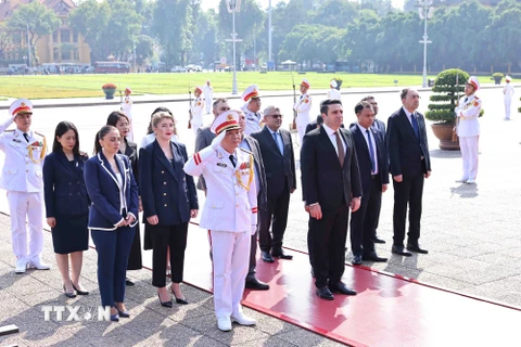 Chủ tịch Quốc hội Cộng hòa Armenia Alen Simonyan vào Lăng, viếng Chủ tịch Hồ Chí Minh. (Ảnh: Minh Đức/TTXVN)