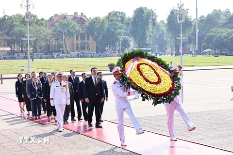 Chủ tịch Quốc hội Cộng hòa Armenia Alen Simonyan vào Lăng, viếng Chủ tịch Hồ Chí Minh. (Ảnh: Minh Đức/TTXVN)