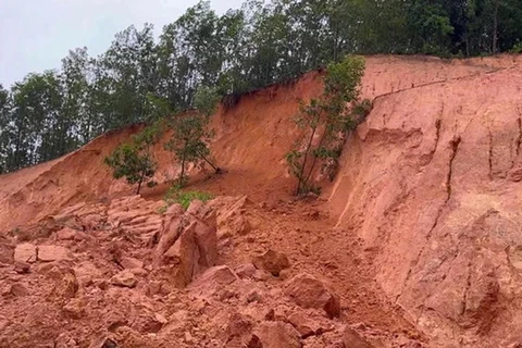 Sạt lở khiến người dân và phương tiện không qua lại được. (Nguồn: Báo SGGP)