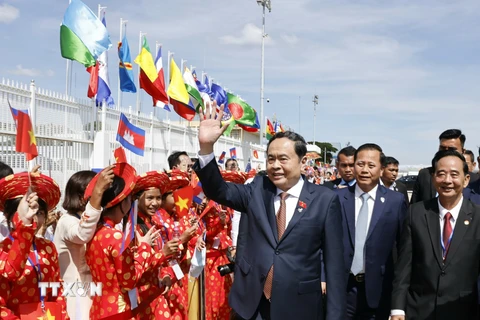 Chủ tịch Quốc hội Trần Thanh Mẫn tại sân bay quốc tế Pochentong, thủ đô Phnom Penh, Camphuchia. (Ảnh: Doãn Tấn/TTXVN)